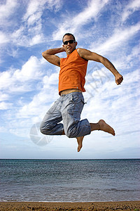 年轻活跃男子大跳跃跑步生活男人健身房喜悦海滩卫生运动员体操成人图片