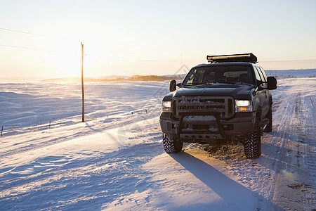 冰冷路上的卡车水平旅行汽车旅游假期天气照片驱动车辆公路背景图片