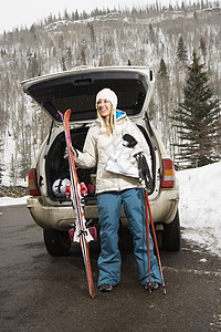 女人去滑雪滑雪板照片旅行越野车微笑女士汽车女性闲暇旅游背景图片