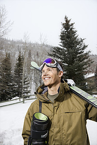男人去滑雪运动旅游娱乐闲暇男性照片滑雪板风镜幸福假期背景图片