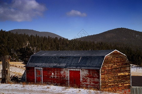 白雪中的旧红色美国谷仓图片