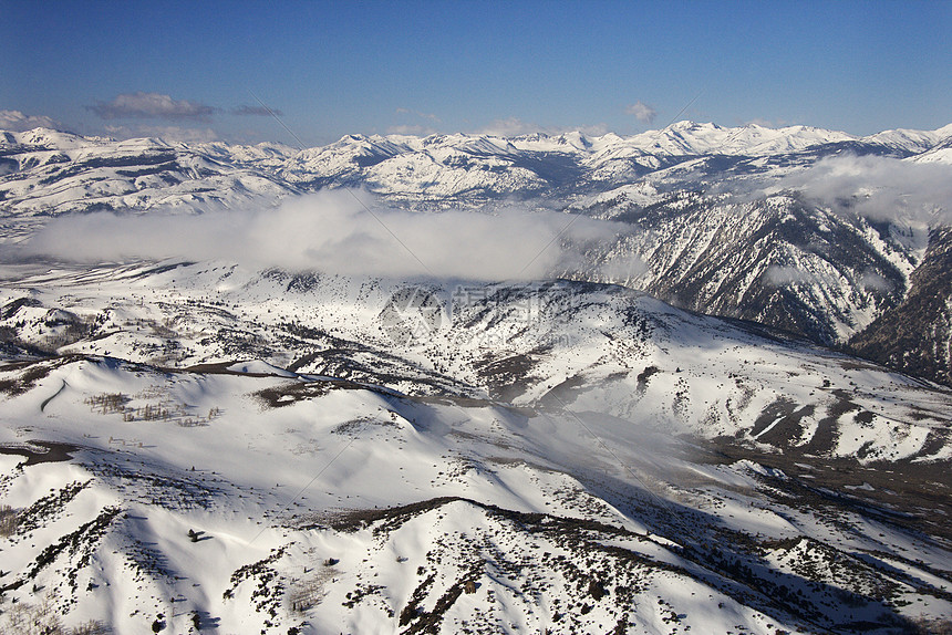 雪覆盖了山岳鸟瞰图水平天线地形视图山脉天气气氛季节自然界图片