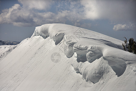 雪地山峰图片