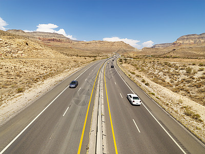 双向四车道农村沙漠高速公路车道车辆风景假期鸟瞰图运输公路旅行乡村背景