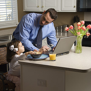 父亲与女儿女性男性父母孩子早餐女孩童年人士商务工作图片