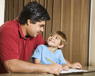 父亲和儿子学校照片工作父母孩子们情感幸福孩子教育家庭图片