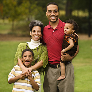 4个家庭正方形拥抱男生父母童年幸福黑发孩子们儿子孩子图片