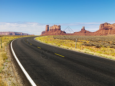 沙漠的麦萨和道路图片