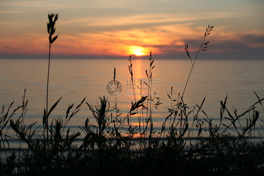 海上日落剪影太阳图片