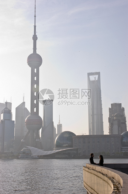上海日出摩天大楼男人女士长廊城市恋人外滩夫妻图片