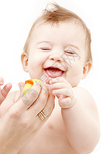 带着橡皮鸭 母亲手中拿着笑着的男孩婴儿男生卫生童年生活尿布微笑快乐男性育儿图片