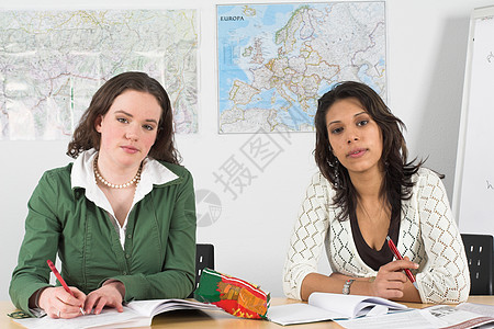 注意关注学生女士注意力女性学习大学课堂意义中学老师背景