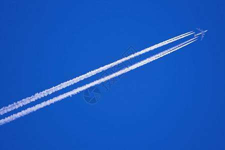 相对航空运输白色蓝色旅行速度踪迹尾迹飞机天空背景图片
