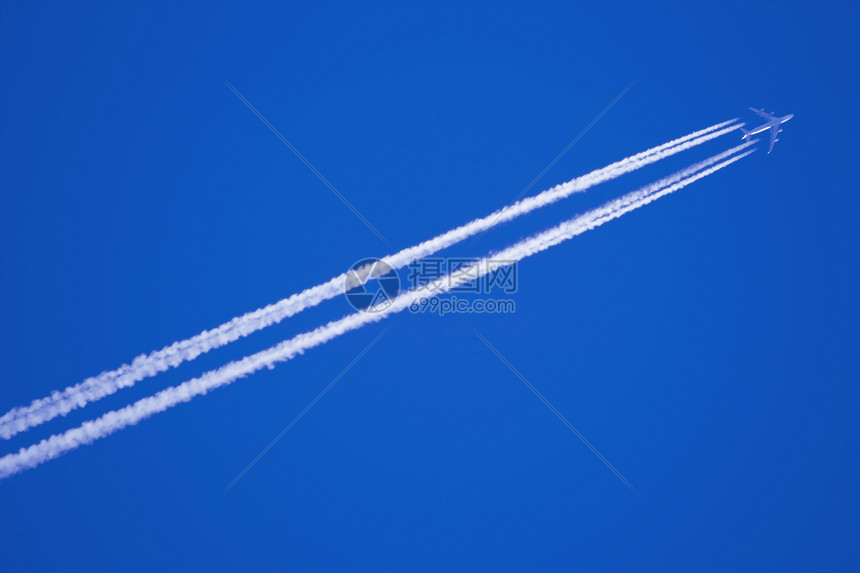 相对航空运输白色蓝色旅行速度踪迹尾迹飞机天空图片