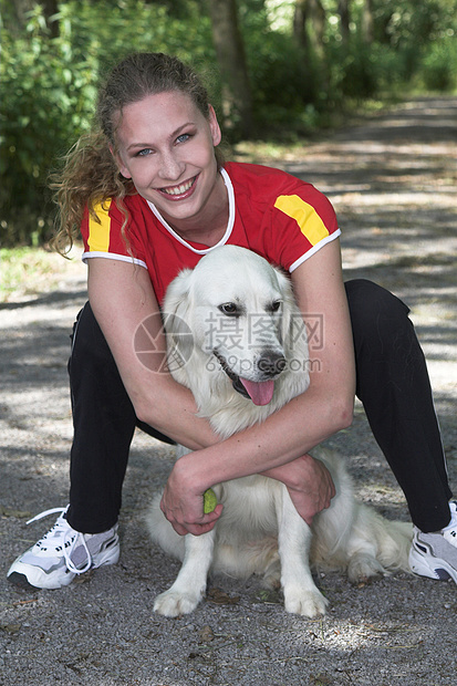 走路狗狗猎犬运动晴天小狗宠物雀斑阳光女性化女性活力图片