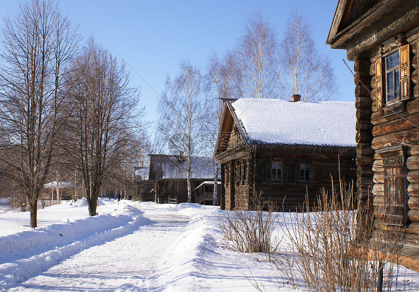 旧村的冬季房子村庄风格街道国家装饰晴天雕刻装饰品小路图片