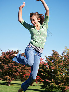 少女在空中跳跃快乐热情喜悦女性女士女孩精力赤脚空气青春期图片
