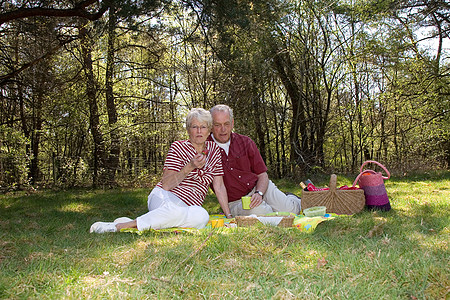 健康点心阳光饮料夫妻婚姻女性老年男人退休野餐闲暇图片