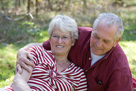 户外乐趣微笑退休男人男性恋人灰色夫妻阳光老年婚姻图片