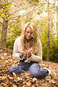 秋季秋季围巾叶子青年女士乐趣青少年女性姿势树叶女孩图片