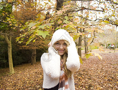 秋秋秋秋的美丽女孩植物群国家叶子分支机构树叶乐趣女士女性帽子青年图片
