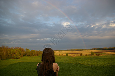 美丽的女孩和彩虹背景图片