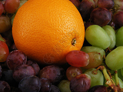 橙和葡萄绿色白色红色饮食脐橙服务紫色食物盘子橙子图片