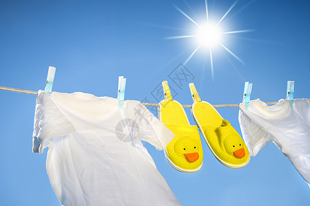 衣绳上的白色T恤衫和拖鞋空气衣夹细绳工作洗衣天空棉布小鸭子衣服衬衫图片
