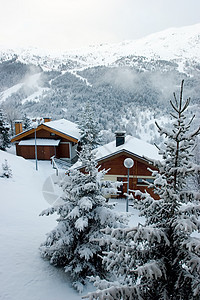 雪暴后滑雪度假胜地城市小木屋乡村风景高山滑雪板旅行上坡休闲季节图片