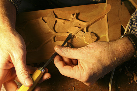 木雕木制品木匠木头工作棕色工艺雕刻艺术木板工匠背景图片