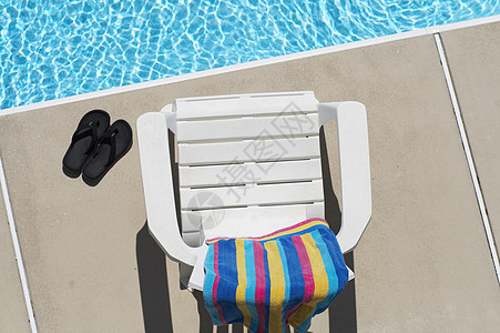 现金池水池旅行游泳季节凉鞋假期毛巾椅子阳光晴天图片