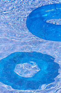 蓝泳池假期游泳旅行晴天水池阳光季节背景图片