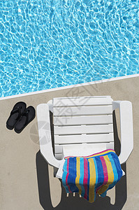 现金池游泳旅行毛巾椅子阳光假期水池凉鞋季节晴天图片