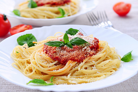 意大利面和番茄酱面条餐厅盘子传统菜单桌子食物膳食美食草本植物图片