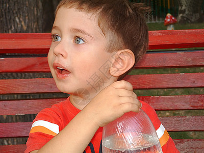 男孩拿着一瓶苏打水图片