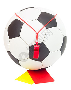 足球概念 有裁判哨 红和黄卡的球图片