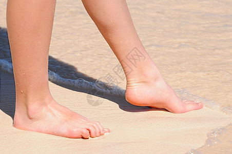 尝试用水脚趾海洋女性热带旅行海浪假期涉水赤脚生活图片