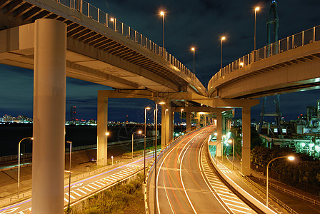 夜间高速公路建筑学天堂反射运输景观黄色交通速度蓝色天空图片