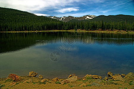 山区和湖泊反射池塘树木山脉高山情绪化森林图片