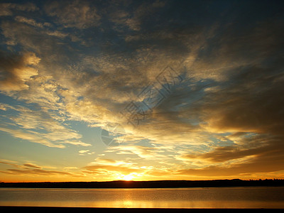 黄金和橙色日出与湖图片