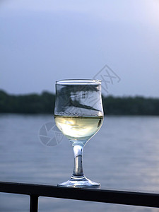 白葡萄酒杯 在河底的一面图片