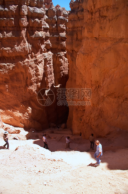 布莱纪念碑橙子游客地质学高原红色沉积侵蚀峡谷地标图片