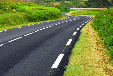 国家公路车削道路路面缠绕运输蓝色场地农田旅行农村背景图片