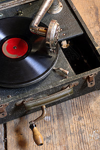 旧的左轮盒子娱乐历史尘土音乐转盘古董曲柄记录播放器图片
