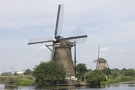 荷兰风车和运河堤防农业旅游小孩旅行背景图片