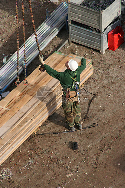 建筑工人工作脚手架工人信号头盔项目材料劳动工具男人图片