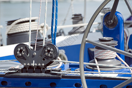 游艇蓝色航行甲板绳索滑轮血管方向盘工具运动航海图片