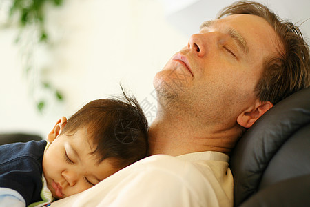 宝宝睡在他父亲的胸前爸爸睡眠皮革男生混血椅子儿子长椅客厅沙发图片