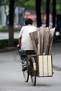 骑自行车的中国工人图片