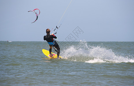 Kite 俯冲器海洋地平线冲浪者冲浪板男人海浪行动风筝冲浪运动图片